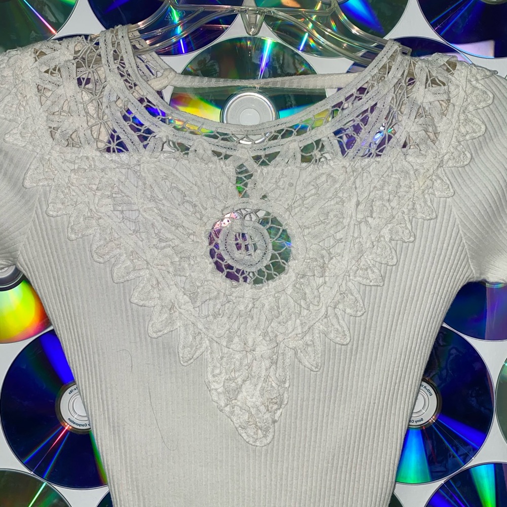 WHITE LACE OPEN BACK LONE SLEEVE BODYSUIT